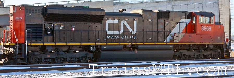 Locomotive CN8869 right side / coté droit
